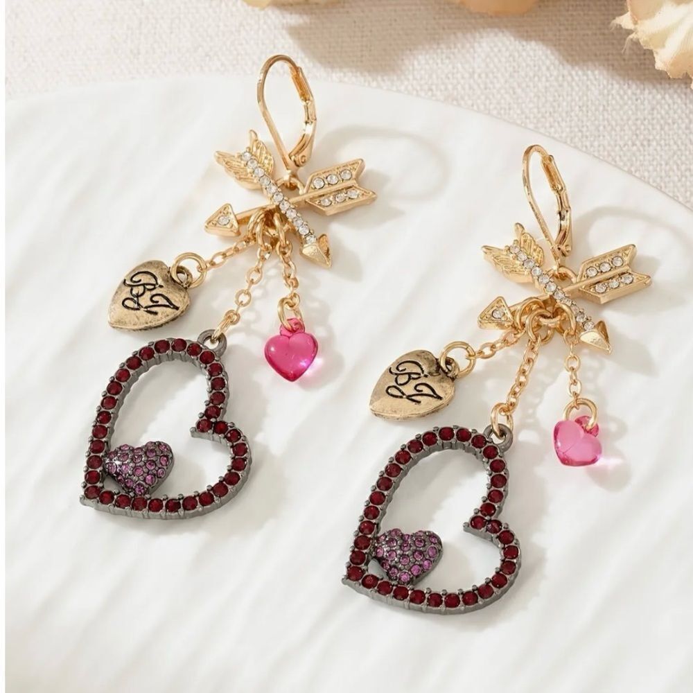 🩷 NEW Betsey Johnson Vintage unique Cupids Arrow heart dangle earrings 🩷